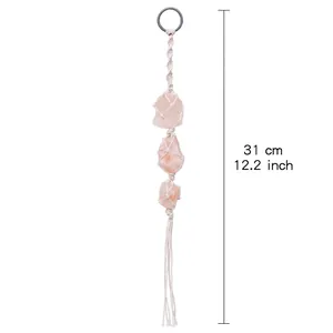 Vue détaillée d'un ornement en cristal macramé fait main montrant 31 cm de longueur