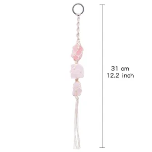 Vue détaillée de l'ornement en macramé de quartz rose avec une mesure de longueur.