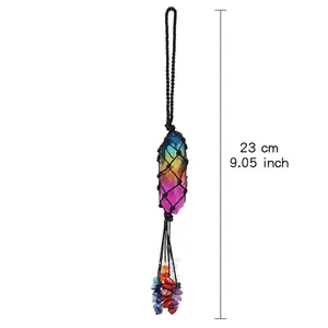 Vue détaillée d'un pendentif en cristal arc-en-ciel avec mesures et filet macramé