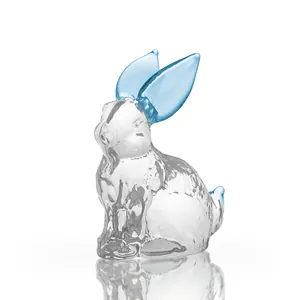 Gros plan détaillé d'une figurine de lapin en verre transparent avec des oreilles bleues