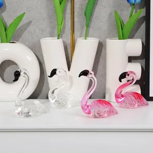 Set van vier decoratieve kristallen glazen flamingo-beeldjes in helder en roze gradiënt