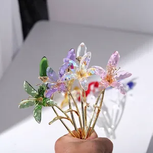 Detailansicht bunter facettierter Kristalllilienblüten mit goldenen Stielen