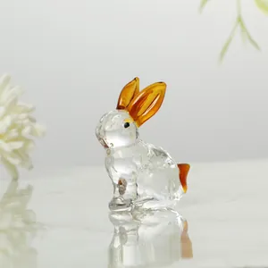 Vue détaillée d'une figurine de lapin en verre faite main avec oreilles ambre sur marbre