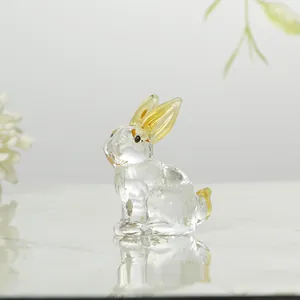 Vue rapprochée détaillée montrant la texture d'un lapin en cristal aux oreilles d'ambre doré