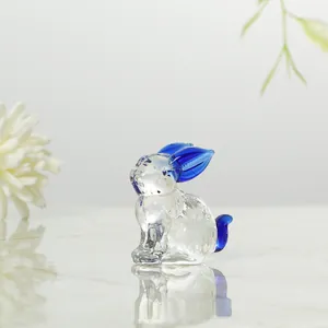 Gros plan détaillé d'une figurine de lapin en cristal avec des oreilles bleues vives
