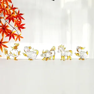 Détail de figurines du zodiaque chinois en cristal avec accents de fils d'or