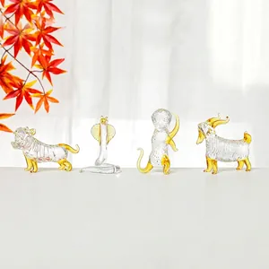Vue détaillée de figurines du zodiaque chinois en cristal avec accents dorés.