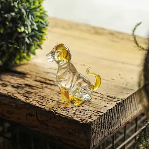 Gros plan d'une figurine de chien en cristal faite main avec des touches ambrées