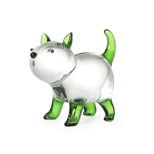 Gedetailleerde weergave van een schattig handgemaakt kristallen glazen puppybeeldje groen