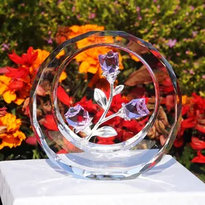 Detalle de tres capullos de rosa de cristal púrpura en un marco circular de cristal claro