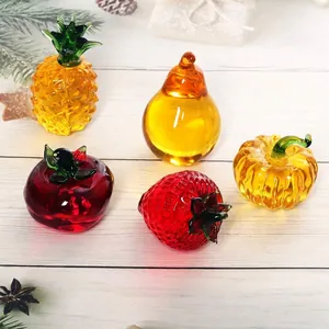 Detailaufnahme von bunten Kristallfrüchten inklusive Erdbeere und Kürbis als Deko