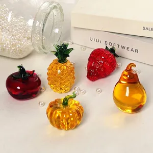 Detailansicht von Kristallfruchtfiguren wie Erdbeere, Ananas und einer Birne.