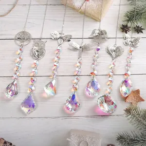 Set aus dekorativen Sonnenfängern mit Metallanhängern und AB-Prismenperlen.