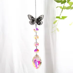 Exquisiter Kristall-Sonnenfänger mit Metallschmetterling und schillerndem AB-Prisma-Anhänger