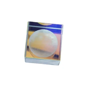 Cubo de cristal K9 con una esfera lunar grabada en láser 3D sobre fondo blanco