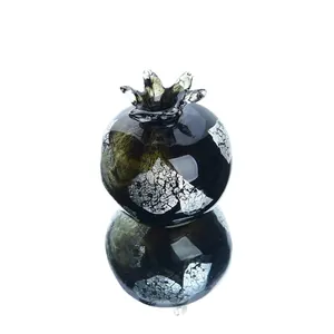 Ornamento a melograno in vetro nero stile nordico con motivi a foglie argentate chic