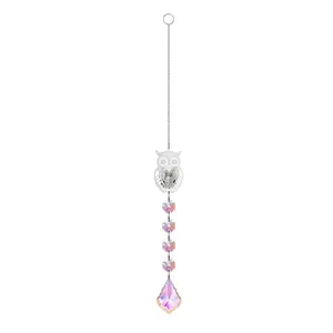 Detailansicht eines Kristall-Sonnenfängers mit Eulenanhänger und rosa Perlen