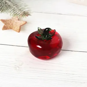 Detailansicht einer handgefertigten roten Glas-Persimone für elegante Wohndekor