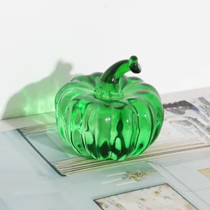 Detailansicht einer leuchtend grünen Kürbisfigur aus Glas für die moderne Inneneinrichtung