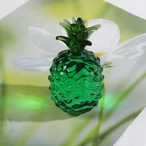 Detailansicht der strukturierten Oberfläche eines grünen Glas-Ananas-Ornaments.