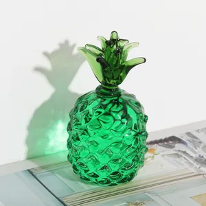 Detaillierte Nahaufnahme einer luxuriösen grünen Kristallglas-Ananas-Figur als Ornament