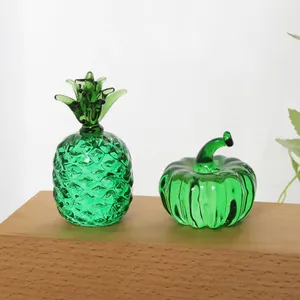 Detailansicht von handgefertigten grünen Glas-Ananas- und Kürbis-Tischdekorationen