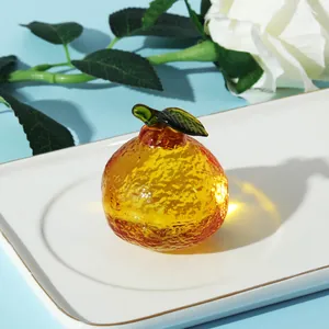Detailansicht eines orangefarbenen Kristall-Khaki-Ornaments auf einem weißen Teller