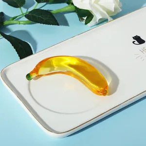 Detailansicht eines lichtdurchlässigen gelben Kristallbananen-Deko-Obst-Ornaments