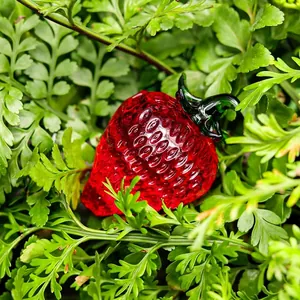 Exquisites handgefertigtes rotes Kristall-Erdbeeren-Figur-Ornament im üppigen Grün