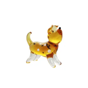 Dettaglio di una simpatica statuetta di cane in vetro ambrato a macchie per scrivania