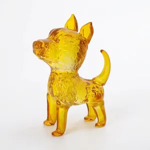 Vista dettagliata di una statuetta di cane in cristallo giallo dorato dello zodiaco per scrivania.