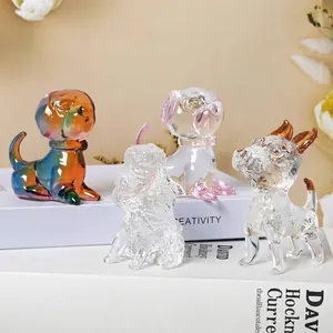 Vista dettagliata di quattro simpatiche statuine di cani in cristallo su libri
