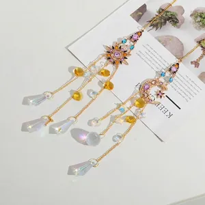 Detail von Vintage Sonnen- und Mondkristall-Sonnenfängern mit Goldketten und Prismen