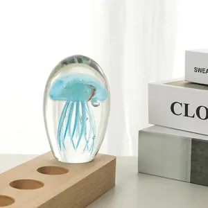 Vue macro d'un ornement de méduse en cristal bleu avec des textures de verre détails