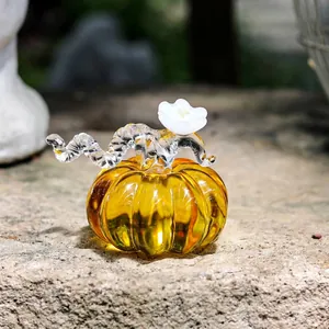Detailaufnahme eines champagnerfarbenen Glaskürbisses mit weißer Blüte und Kristallstiel.