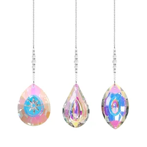 Makroansicht von drei irisierenden Kristall-Sonnenfängern in verschiedenen Prismenformen