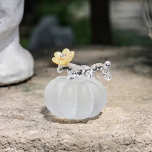 Eleganter mattierter Kürbis aus Glas mit klarer Kristallblume für die Dekoration