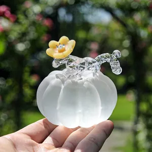 Nahaufnahme von mattem Kristall-Kürbis-Ornament mit gelber Blüte