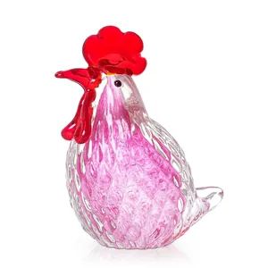 Statuetta di gallo in cristallo rosa soffiato a mano con cresta rossa per la casa