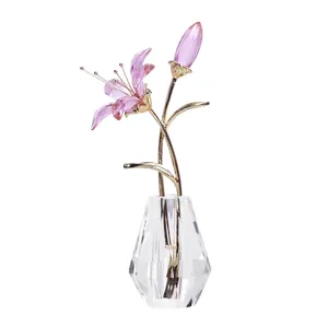 Detailansicht von rosa Kristalllilien in einer klaren facettierten Vase