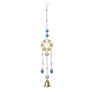 Elegante atrapasol de corazón dorado con gotas de cristal azul y campana pequeña