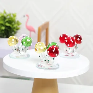 Gros plan détaillé de figurines de champignons en cristal facetté sur socle blanc