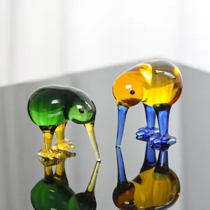 Exquisite mundgeblasene bunte Kristallglas-Kiwi-Vogelfiguren auf schwarzer Reflexionsfläche