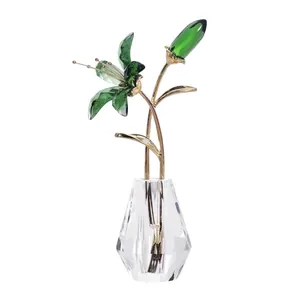 Elegante grüne Kristalllilie in einer klaren facettierten Vase für die moderne Deko