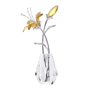 Elegante gelbe Kristalllilie mit silbernem Stiel in klarer facettierter Vase