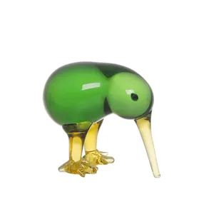 Detaillierte Makroansicht dieser grünen, lichtdurchlässigen Kiwi-Vogel-Kristallfigur.