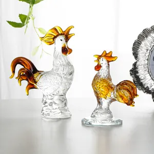 Dettaglio di figurine di gallo in cristallo fatte a mano con accenti ambrati.
