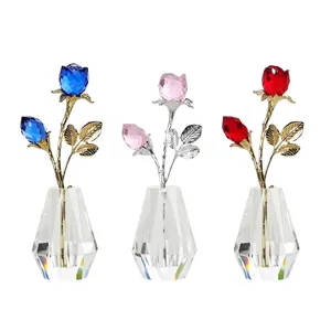 Handgemaakte kristallen rozen in glazen vazen, decoratieve tafelornamenten als cadeau.