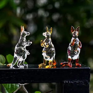 Vista dettagliata di tre figurine in miniatura di canguro in cristallo fatte a mano