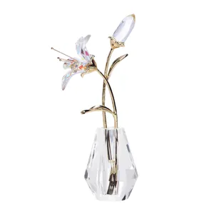 Detailansicht einer luxuriösen Lilienfigur aus Kristall in einer facettierten Glasvase